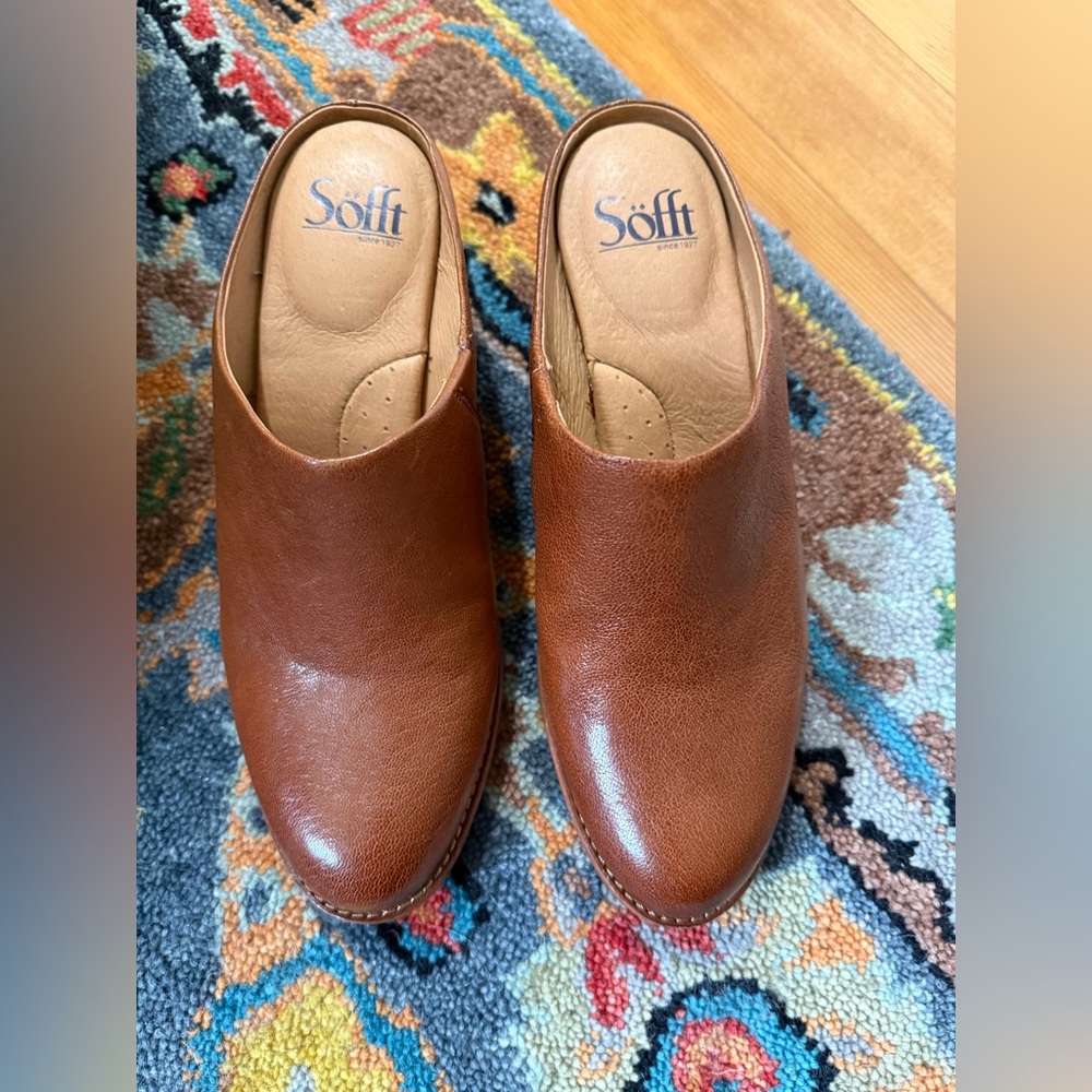 Sofft tan leather clogs
